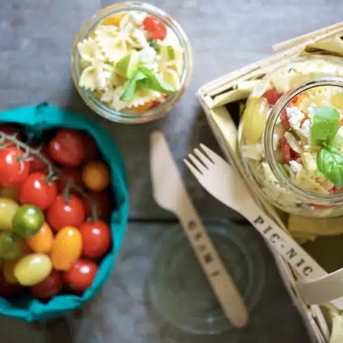 pasta in insalata con avocado, pomodorini misti e feta