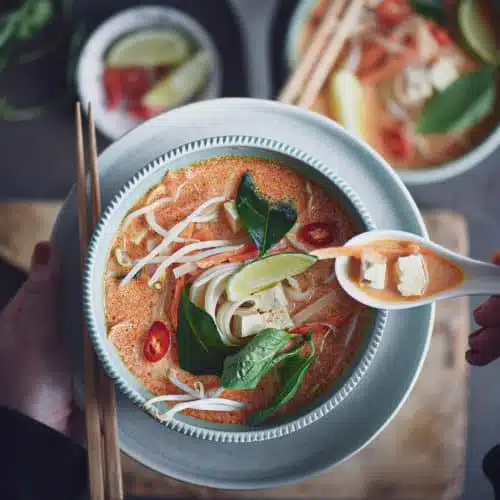 zuppa asiatica di noodles e tofu